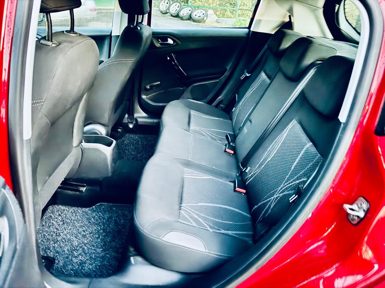 Peugeot 208 1.4 HDi 68 CV 5 porte Allure