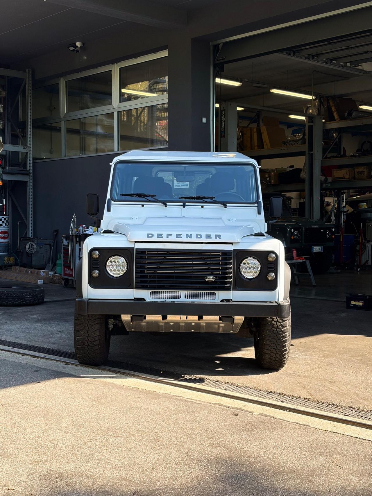 Land Rover Defender 90 2.2 TD4 Station Wagon SE N1