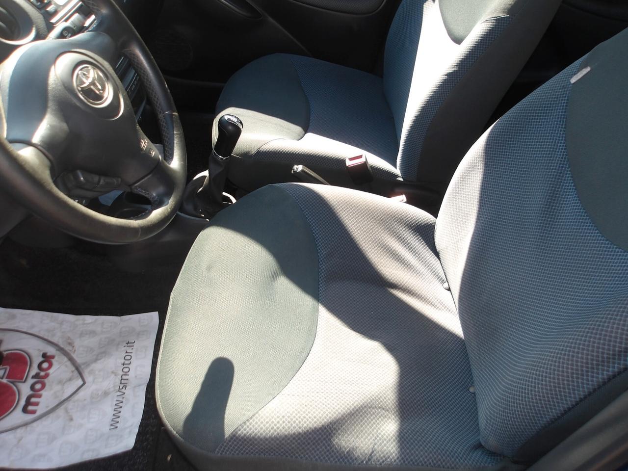 TOYOTA YARIS 1.0 BENZ-2005