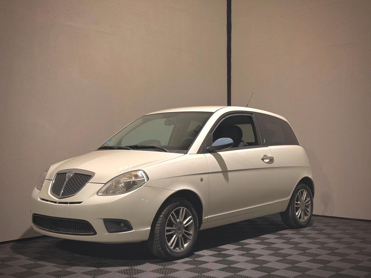 Lancia Ypsilon 1.2 Argento - NEOPATENTATI!