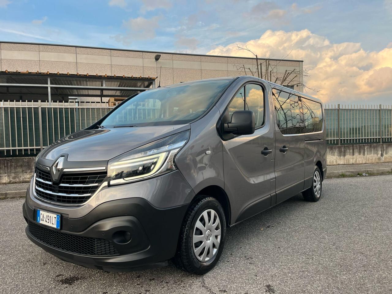 RENAULT TRAFIC 9P LUNGO CAMBIO AUTOMATICO DOPPIA PORTA