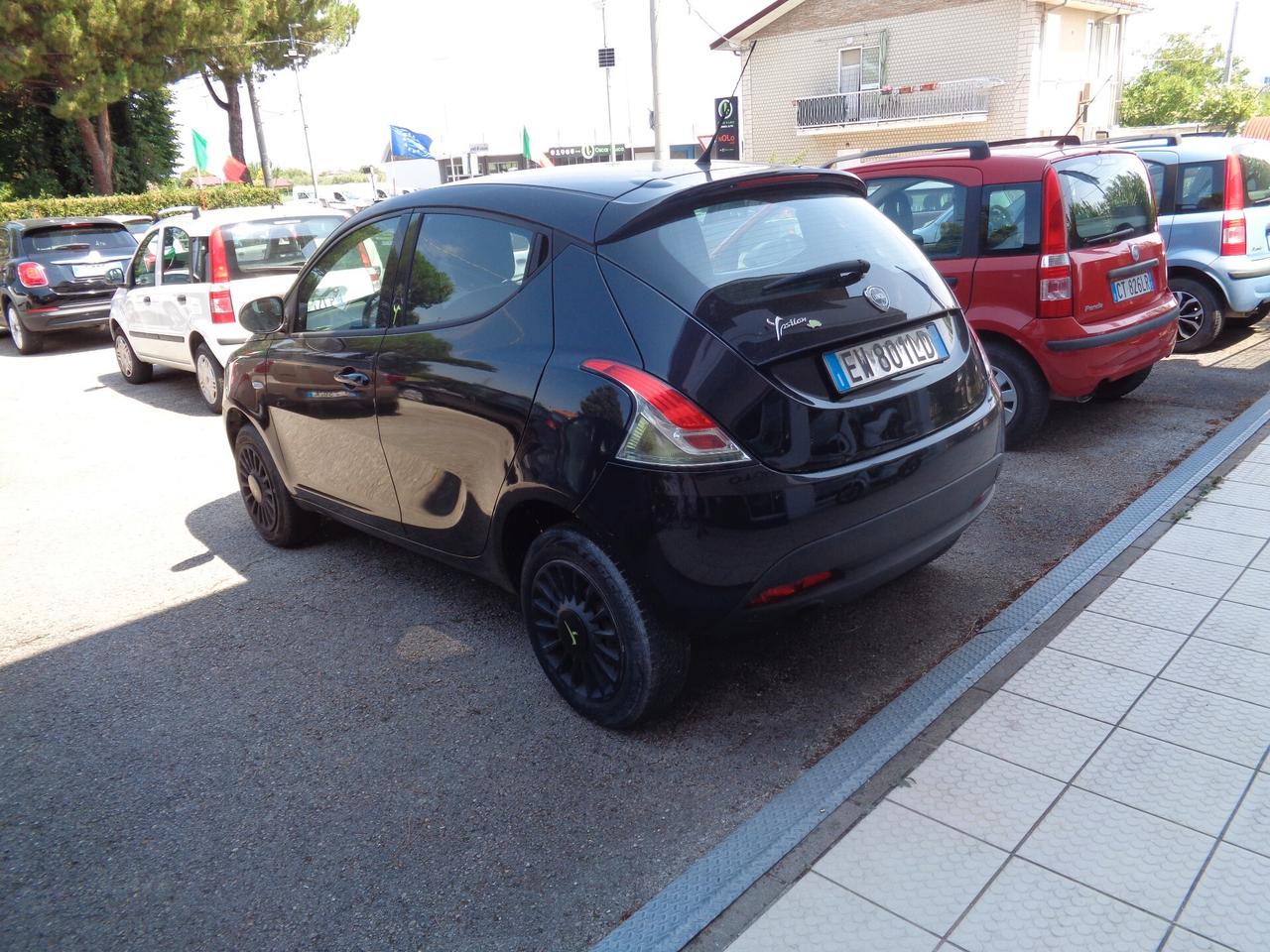 Lancia Ypsilon 0.9 TwinAir 85 CV 5 porte Metano Ecochic Silver