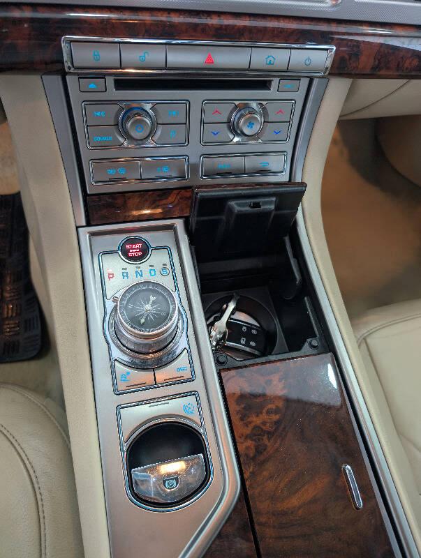 Jaguar XF 2.7d Luxury auto UNI-PROPRIETARIO!