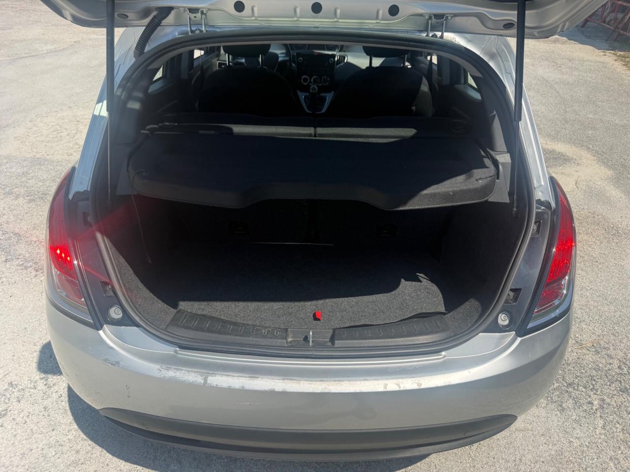 Lancia Ypsilon natural power benzina metano NEOPATENTATI