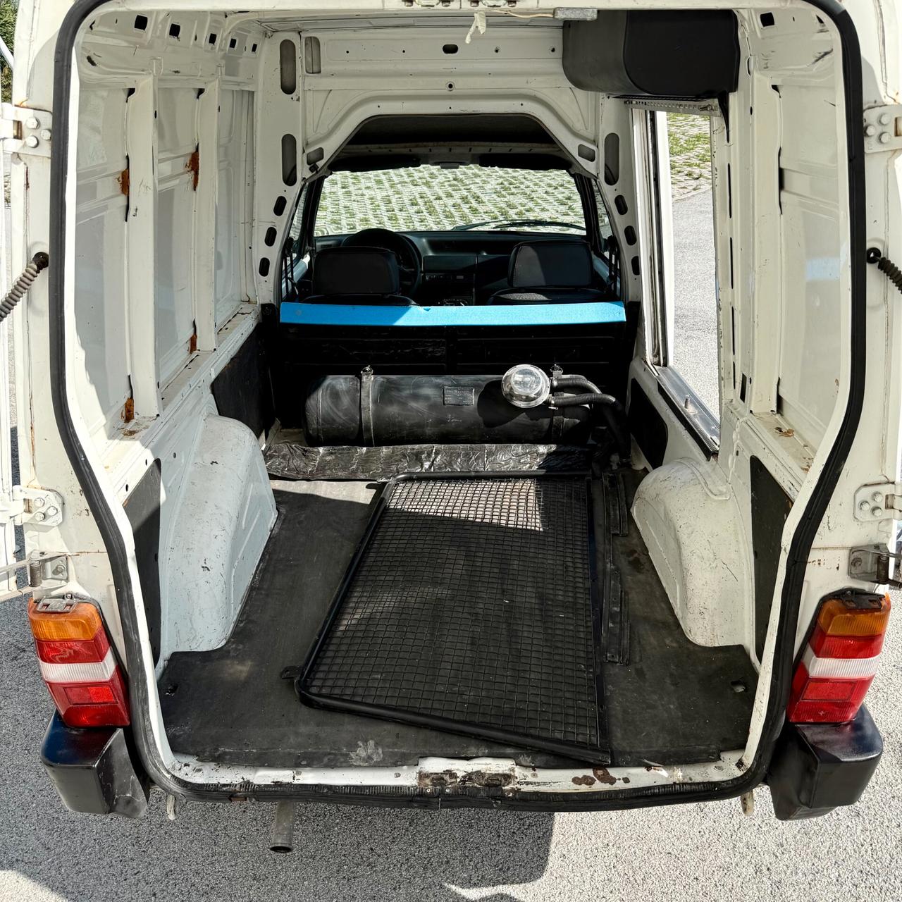 Fiat Fiorino con serranda laterale