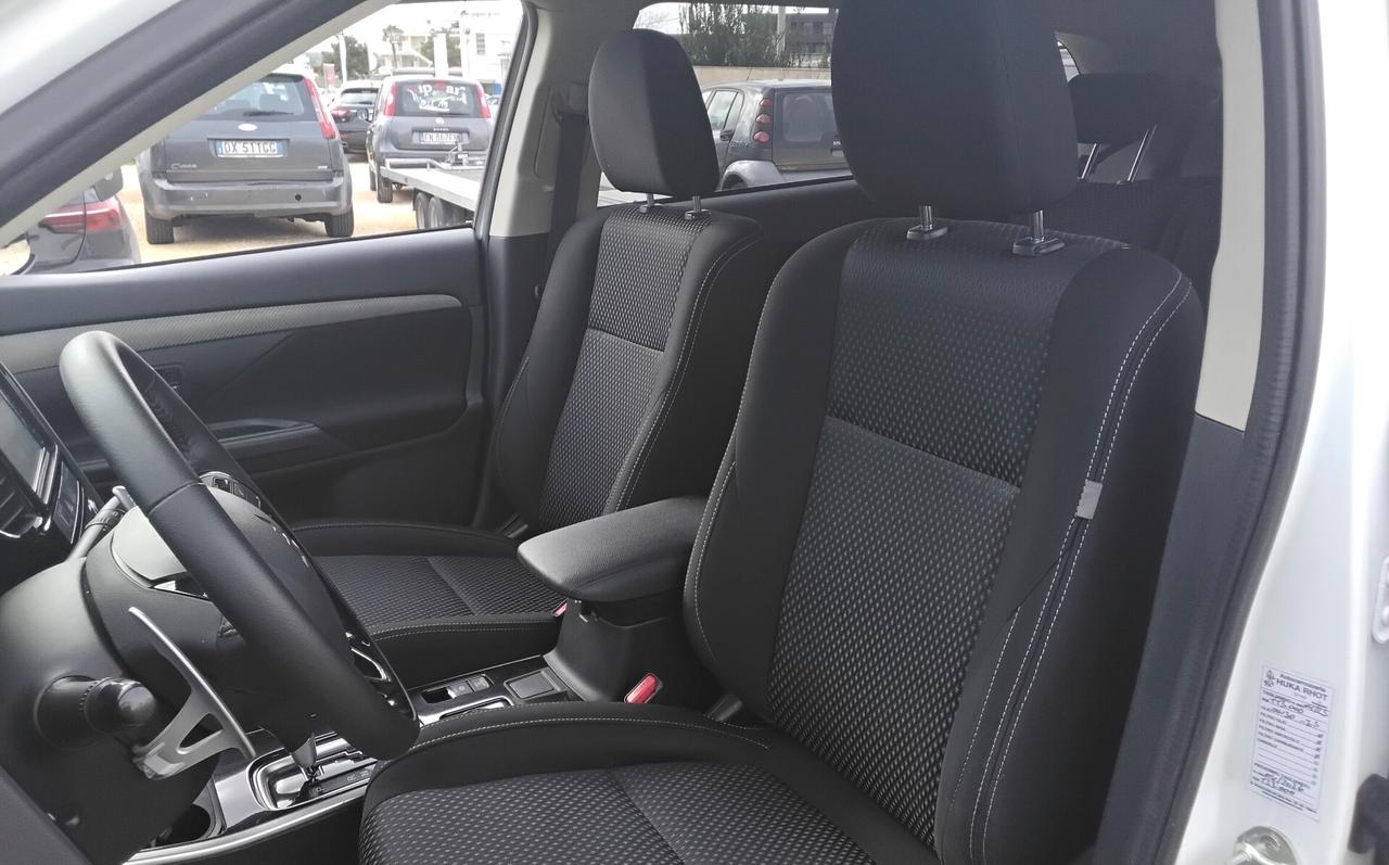 Mitsubishi Outlander 2.2 DI-D 4WD Instyle Plus SDA 7 posti