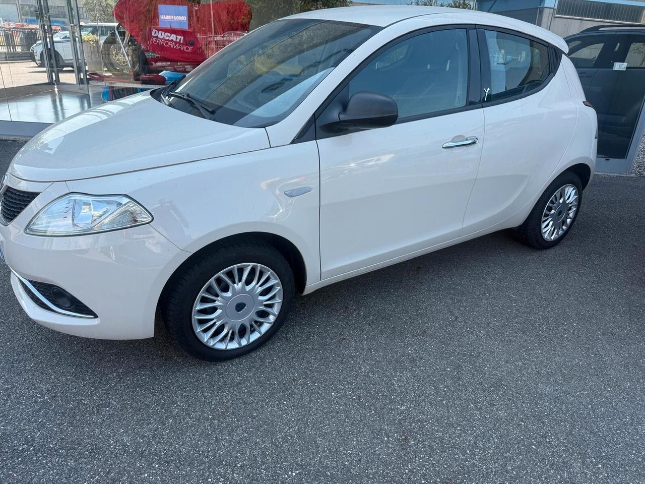 Lancia Ypsilon 1.2 69 CV 5 porte Gold ok NEOPATENTATI