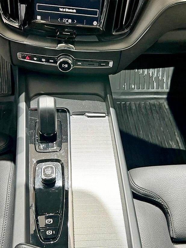 Volvo XC 60 XC60 B4 (d) automatico Plus Dark