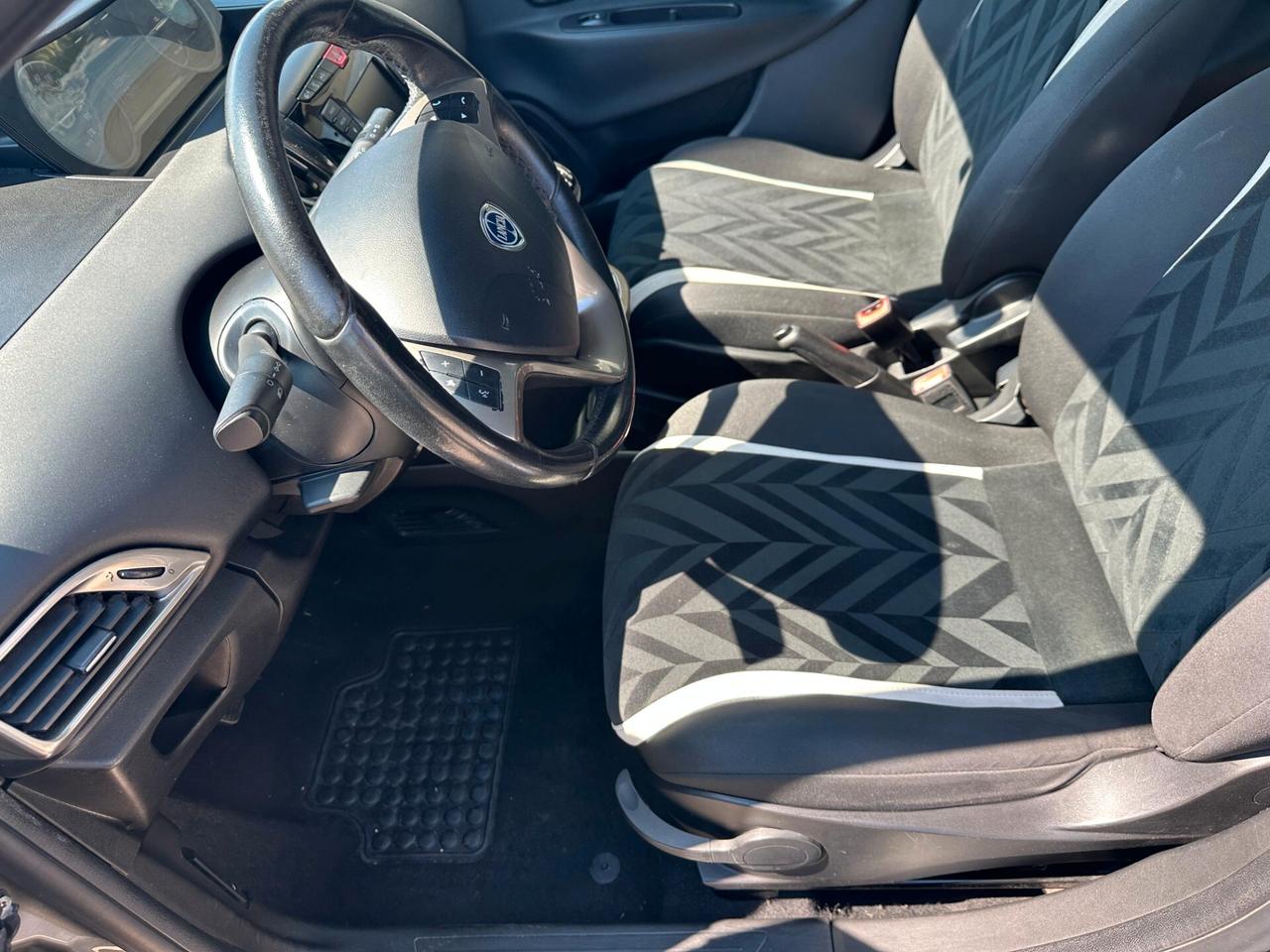 Lancia Ypsilon 1.3 MJT 16V 95 CV 5 porte S&S Platinum NEOPATENTATI