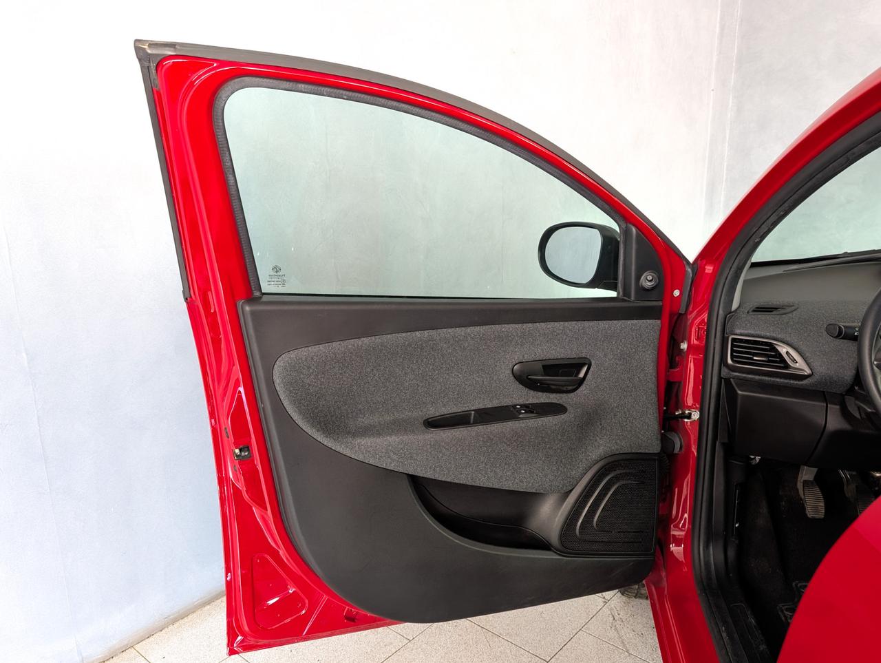 Lancia Ypsilon 1.0 Hybrid 70cv Silver