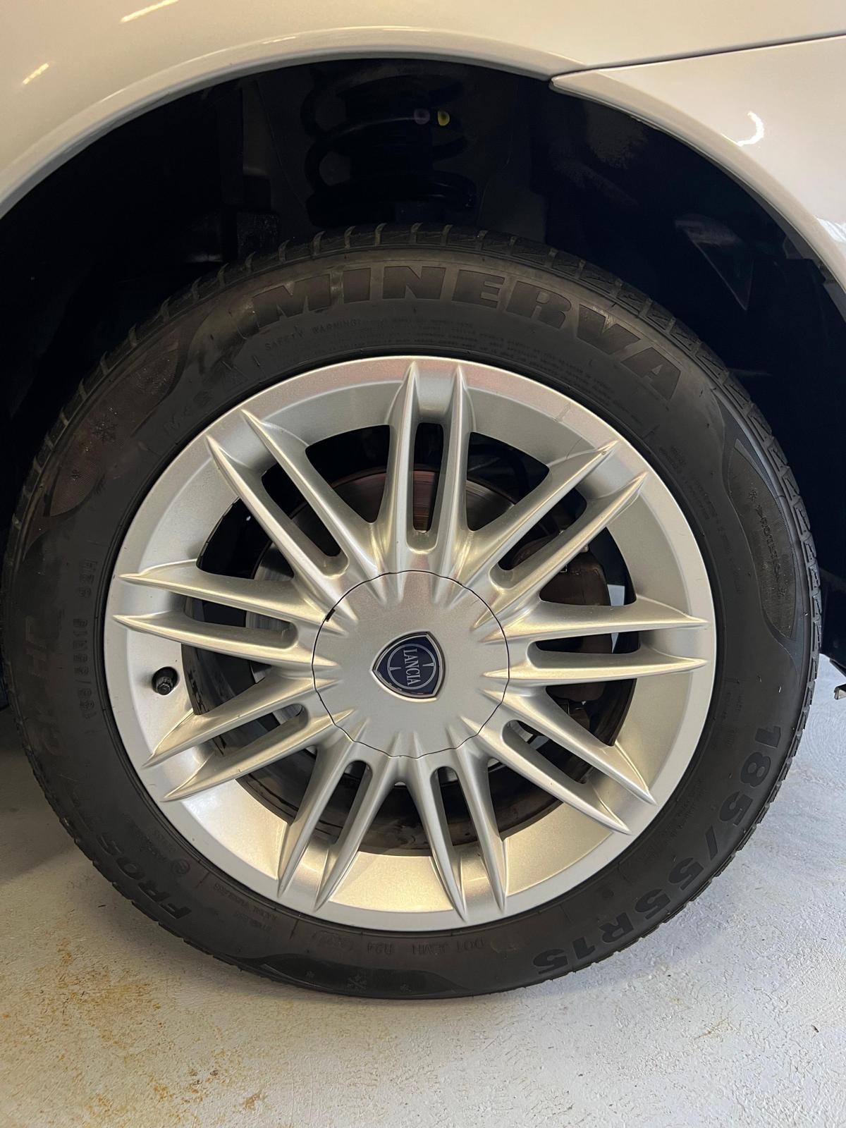 Lancia Ypsilon 1.3 MJT 75 CV Unyca