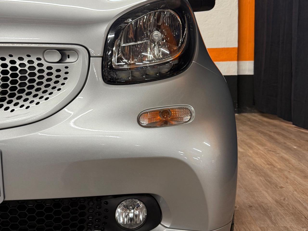 BELLISSIMA SMART FORTWO ADATTA A NEOPATENTATI CON TETTO PANORAMICO CON SOLI 69.625 KM