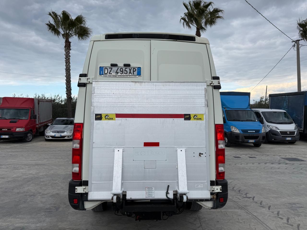 Trattore iveco Daily furgonato con sponda idraulica 10 quintali