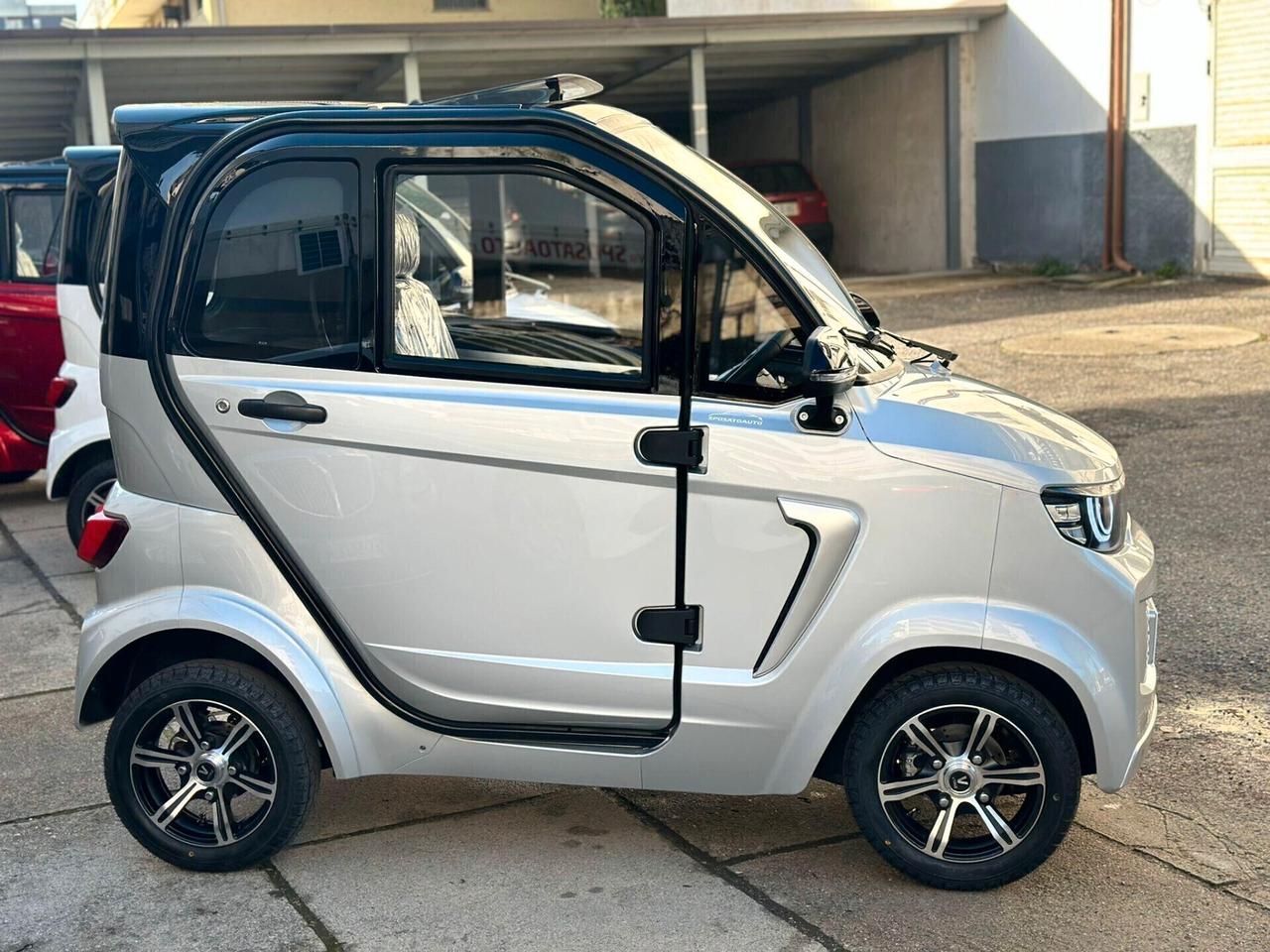 MICRO CAR ELETTRICA MOB 50 - SI GUIDA SENZA PATENTE -