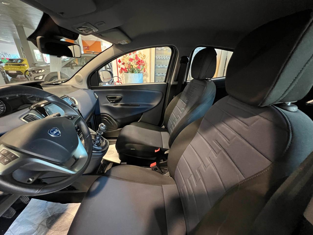 Lancia Ypsilon 1.0 FireFly 5 porte S&S Hybrid Platino