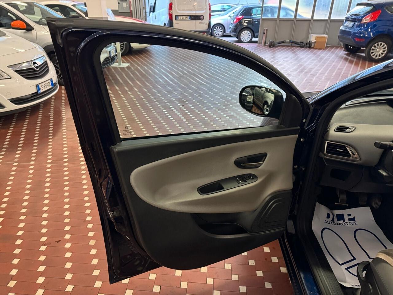 Lancia Ypsilon 1.2 69 CV 5 porte Platinum - NEOPATENTATI