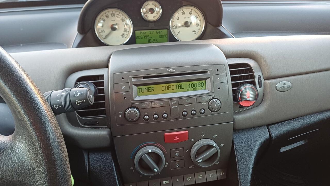 Lancia Ypsilon 1.2 16V Oro