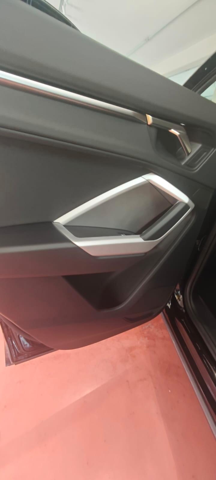 Audi Q3 35 TDI S tronic Identity Black