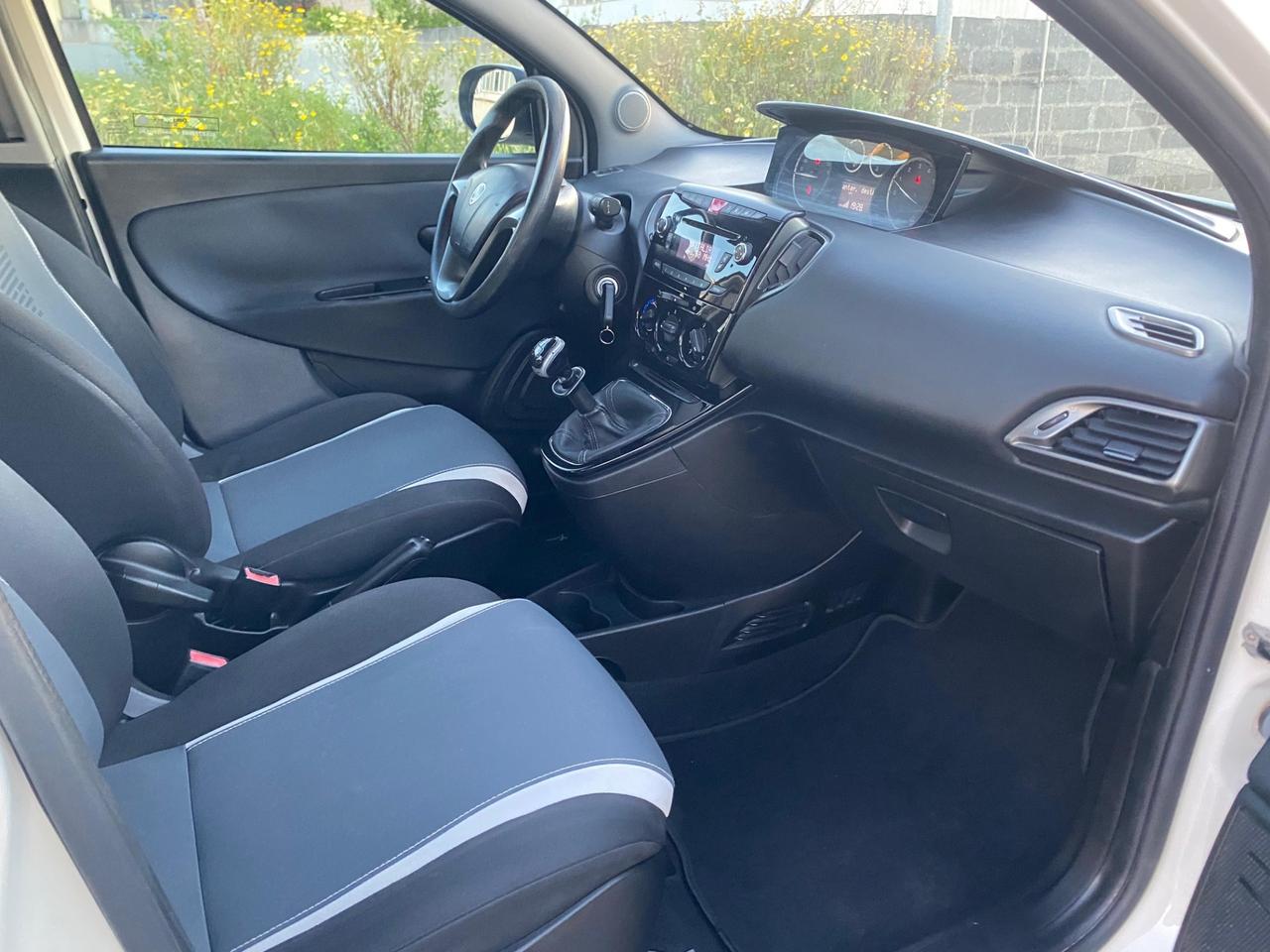 Lancia Ypsilon 0.9 TwinAir 85 CV 5 porte Metano Ecochic Silver