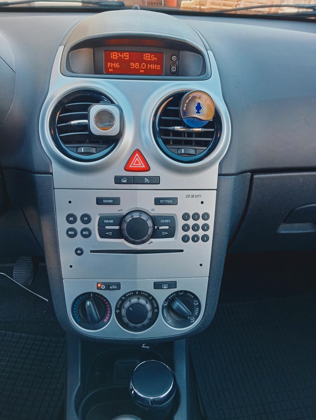 Opel Corsa 1.2 3 porte b-color