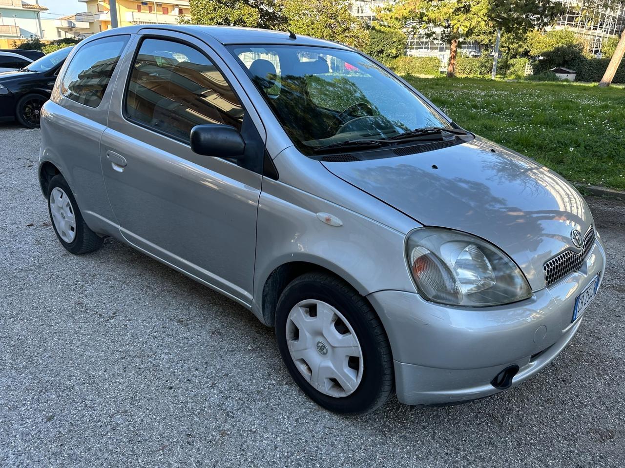 Toyota Yaris 1.3i 16V neopatentati .