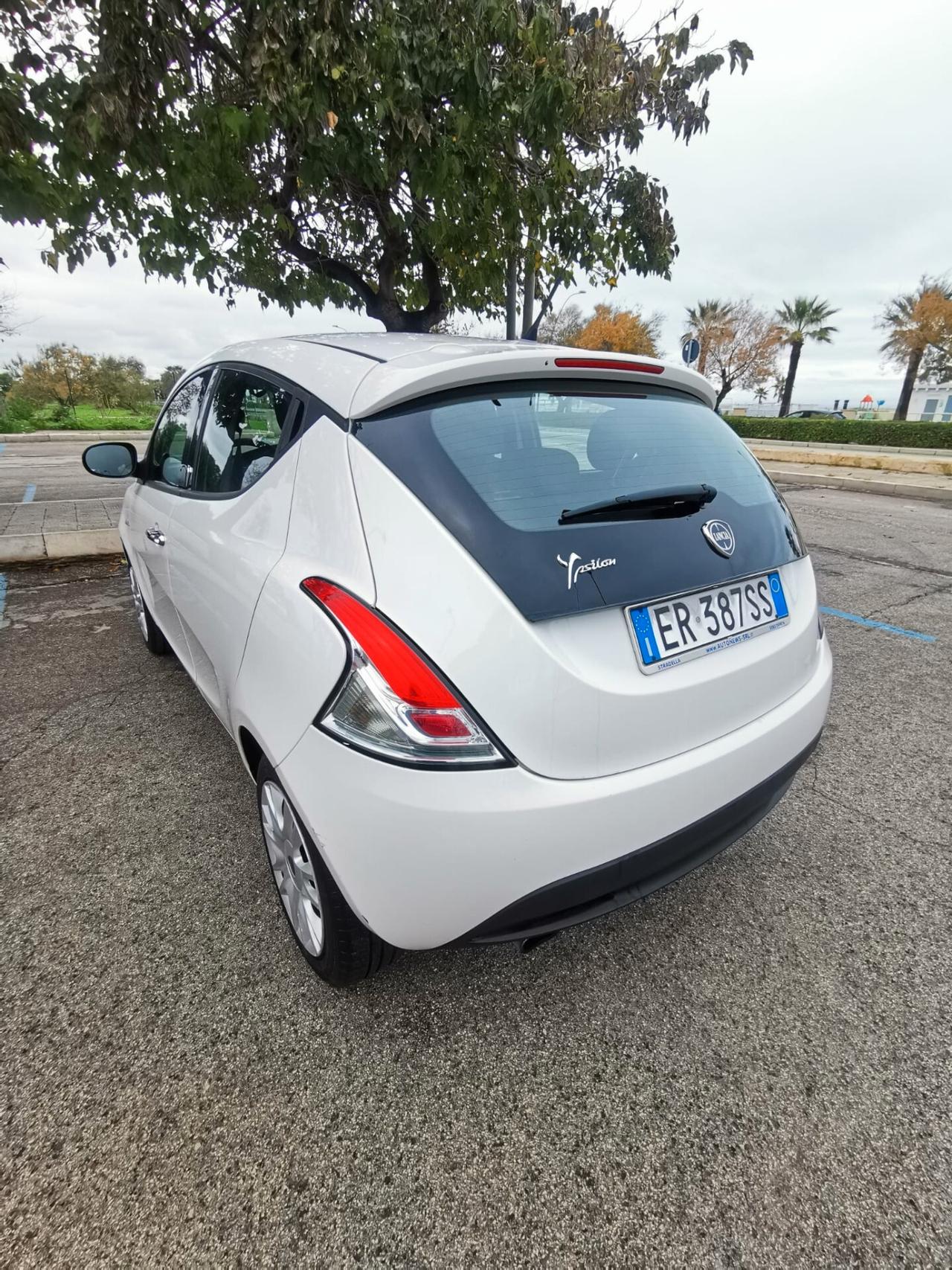 Lancia Ypsilon 1.2 69 CV 5P. Silver 2013