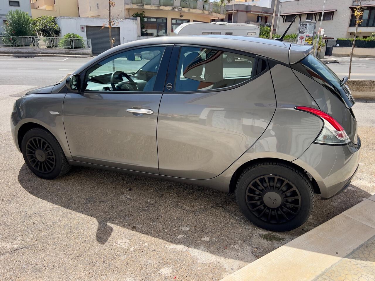 Lancia Ypsilon 1.0 FireFly 5 porte S&S Hybrid Ecochic Silver