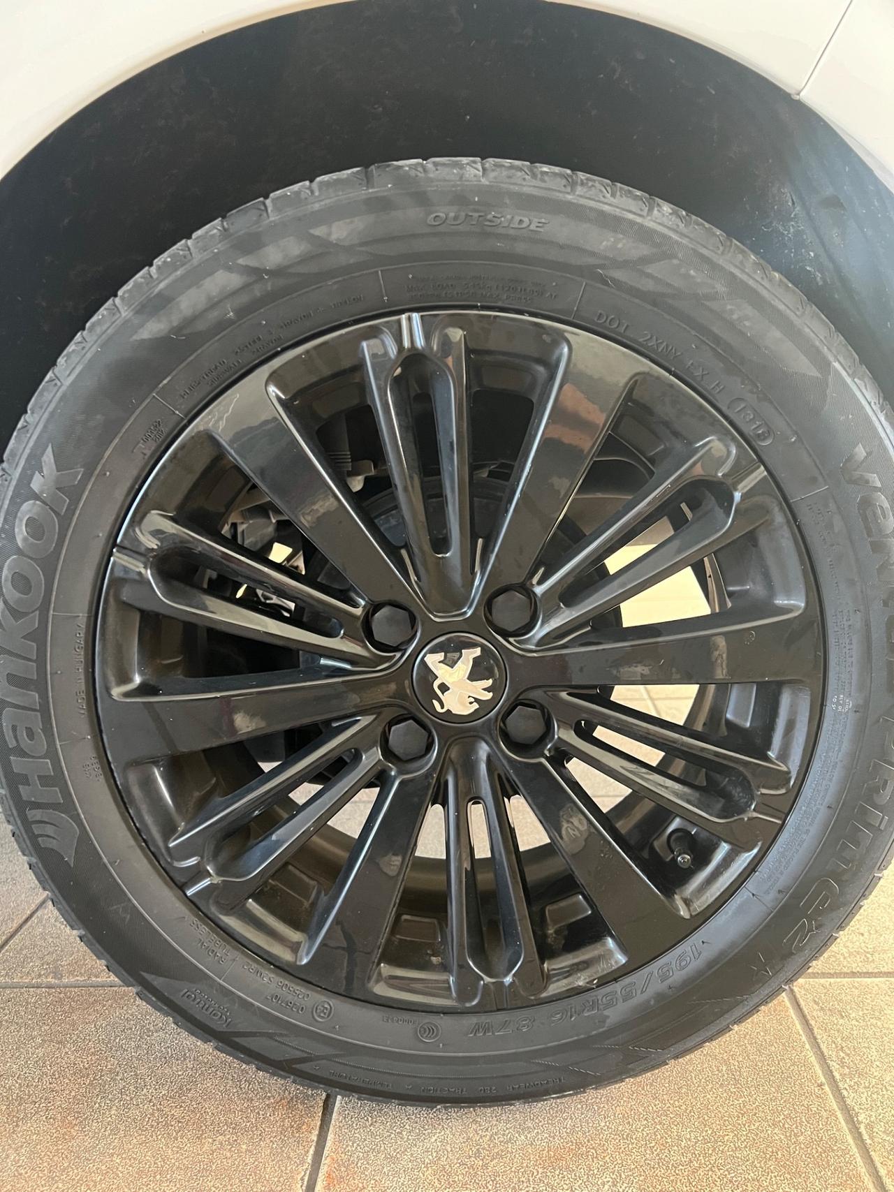 Peugeot 208 PureTech 82 5 porte Black Line
