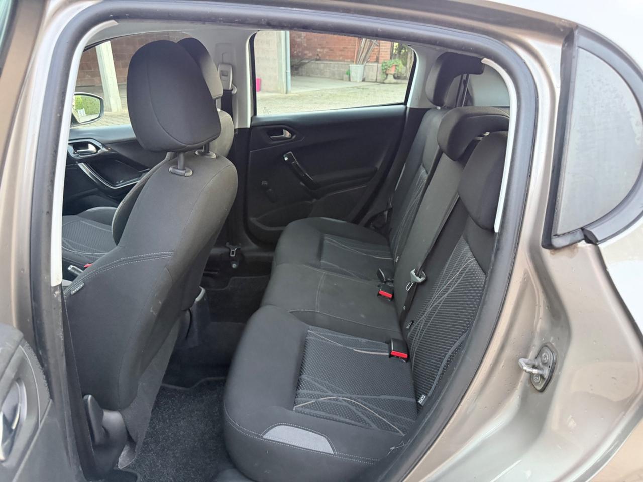Peugeot 208 1.4 HDi 68 CV 5 porte Allure
