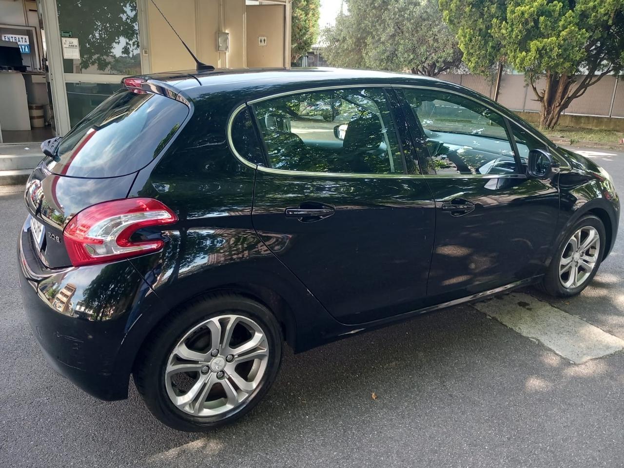 Peugeot 208 1.4 HDi 68 CV 5 porte Allure