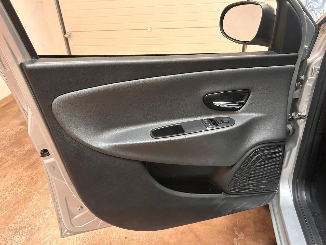 Lancia Ypsilon 1.2 69 CV 5 porte S&S Platinum