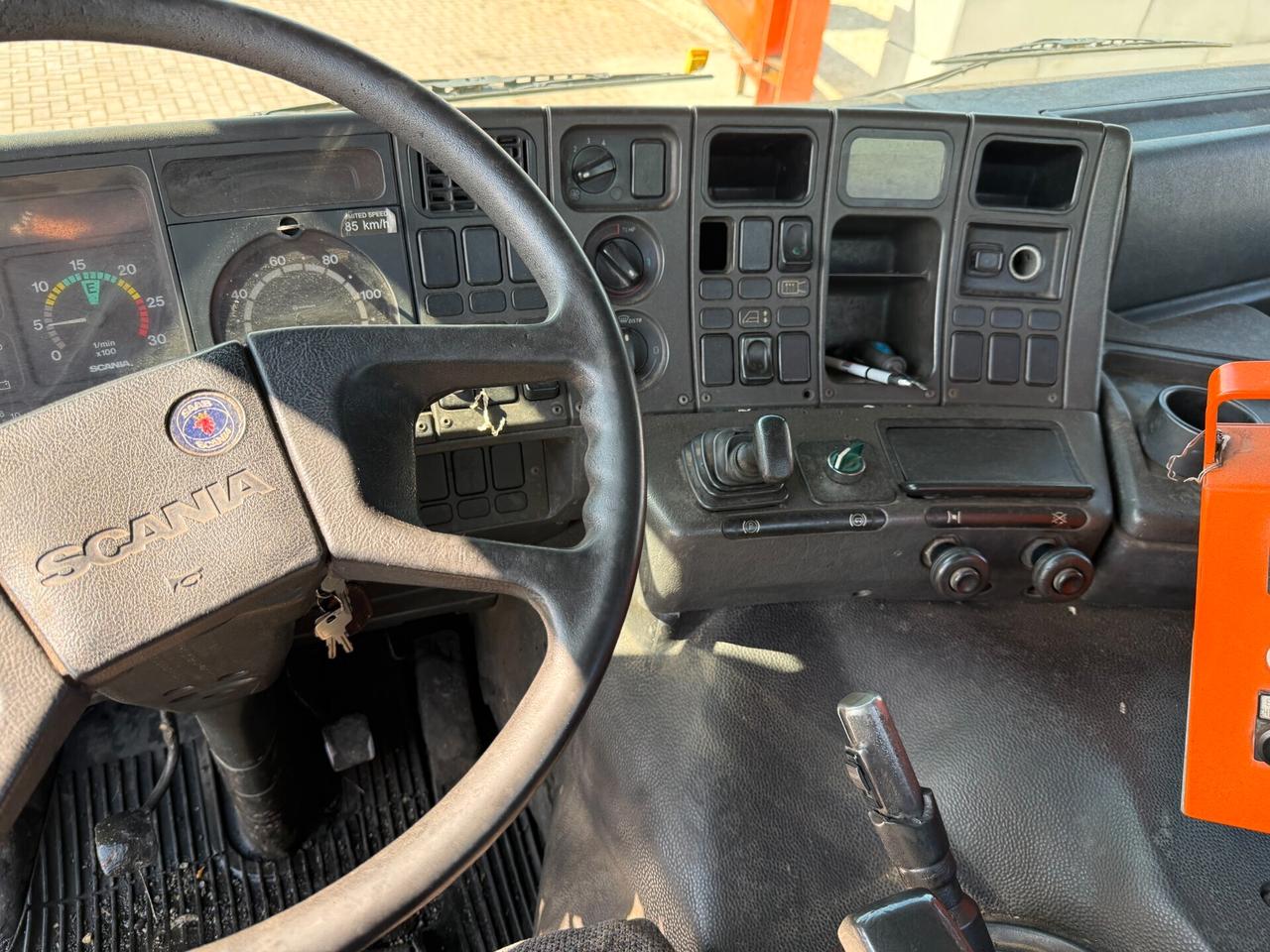 Scania P93.220 Cisterna bitume con asfaltatrice