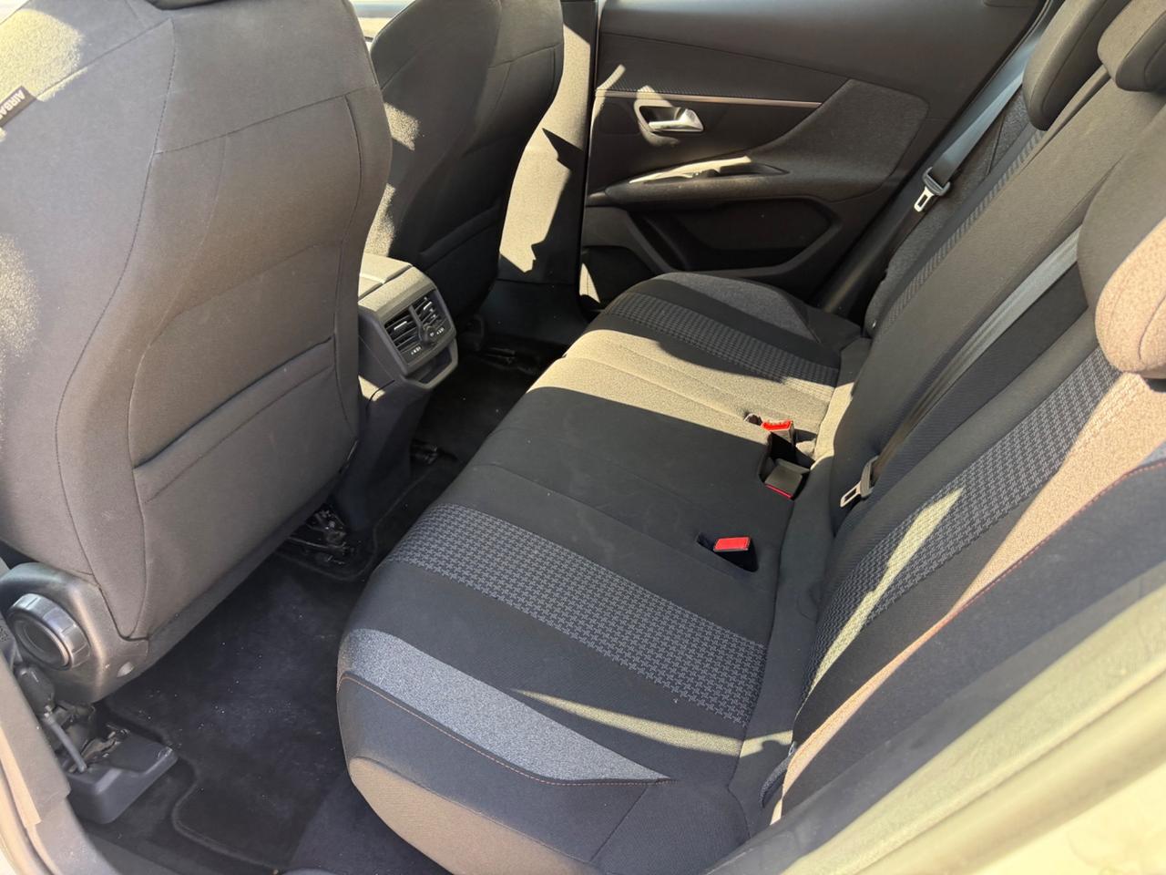 Peugeot 3008 BlueHDi 130 S&S EAT8 Active Pack