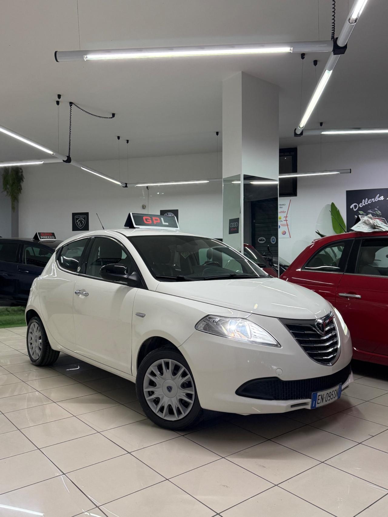 Lancia Ypsilon 1.2 69 CV 5 porte GPL Ecochic Silver