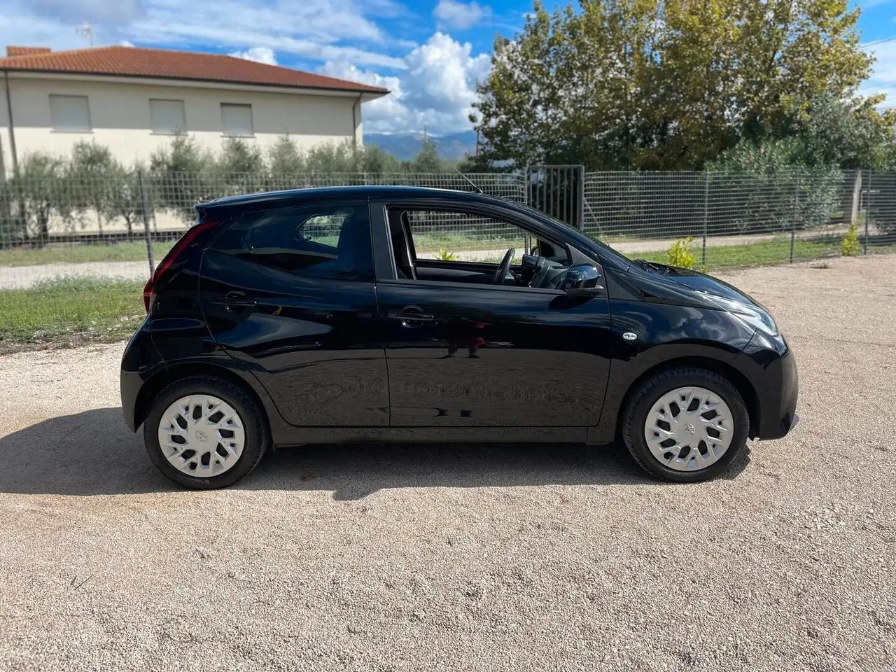 Toyota Aygo Connect 1.0 VVT-i 72 CV 5 porte x-wave
