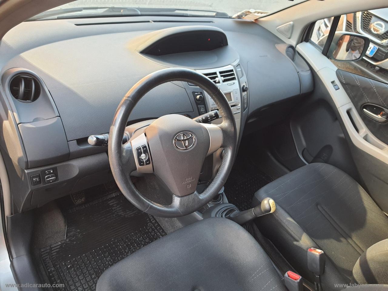 TOYOTA Yaris 1.3 5p. Sol