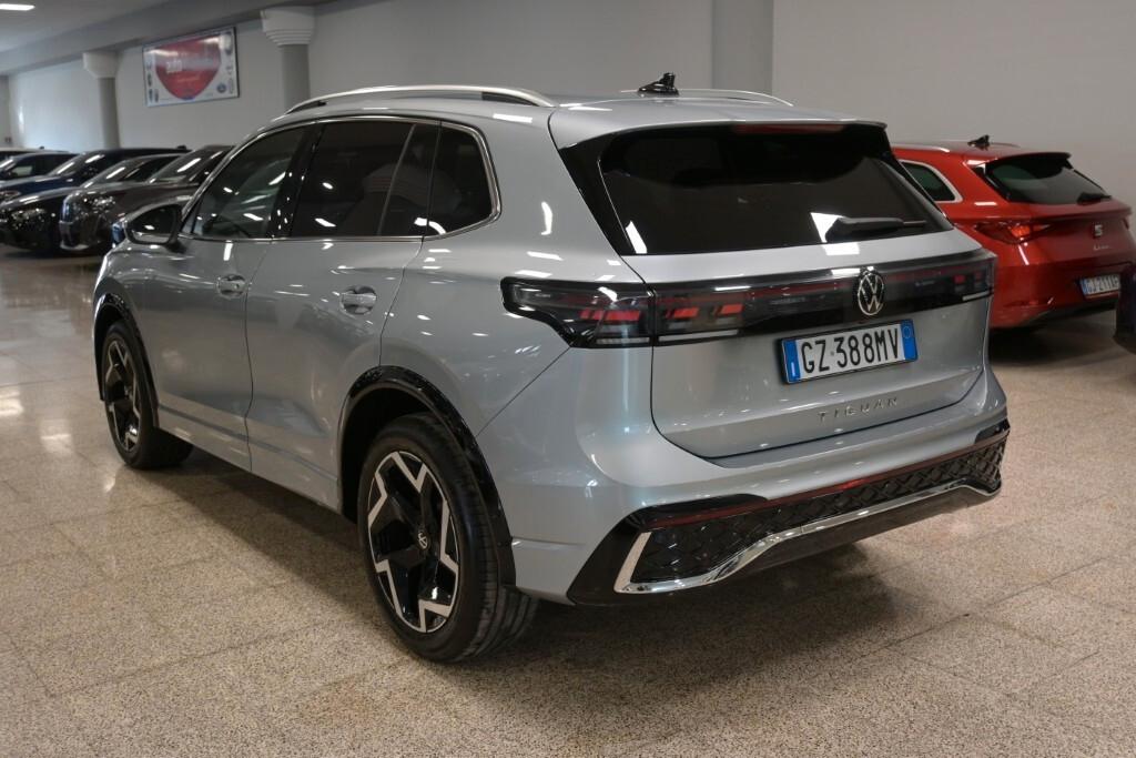 VOLKSWAGEN TIGUAN NEW 2.0 TDI 150CV DSG R-LINE ( FARI IQ-LIGHT - DIGITAL COCKPIT - ADAPTIVE CRUISE - PELLE - CLIMATRONIC - AMBIENT LIGHTS - APP CONNECT - PARK ASSIST - TELECAMERA POST. - CERCHI 19 )