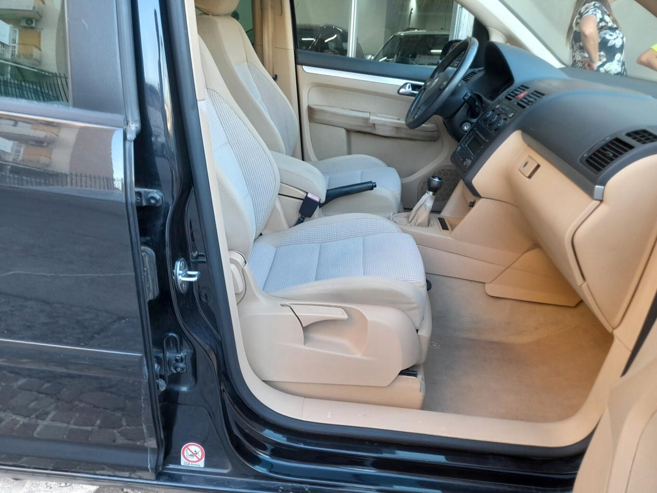 Volkswagen Touran 1.6 FSI Highline