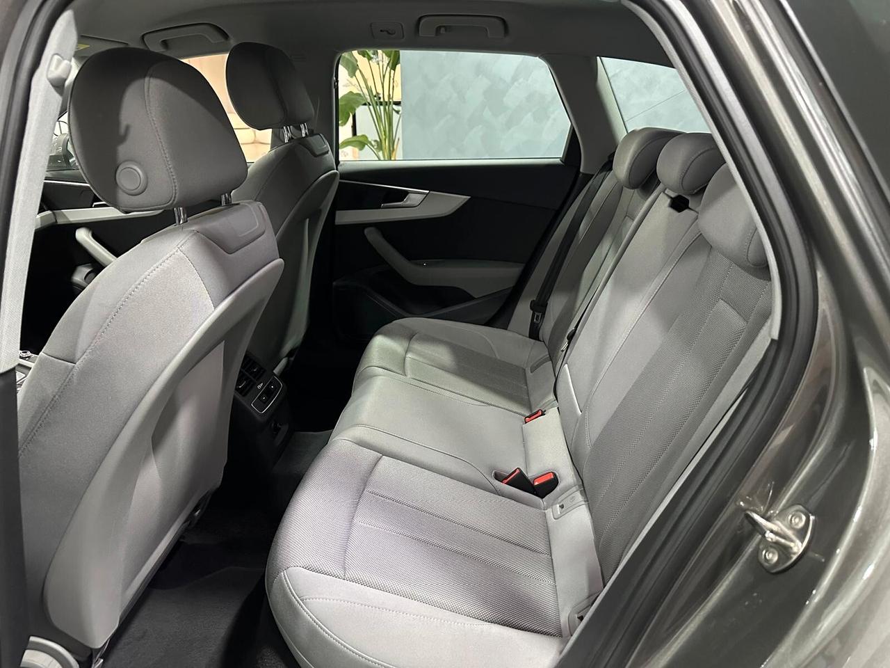 Audi A4 Avant 30 2.0 tdi s-tronic