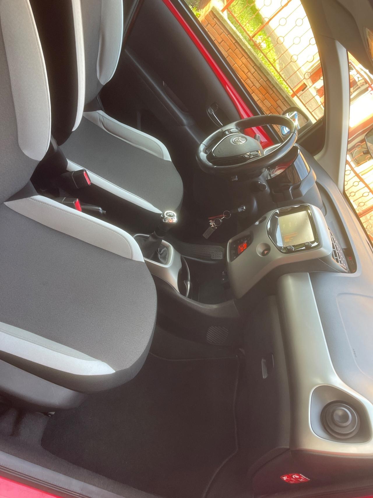 Toyota Aygo 1.0 VVT-i 69 CV 5 porte x-wave Bordeaux TSS