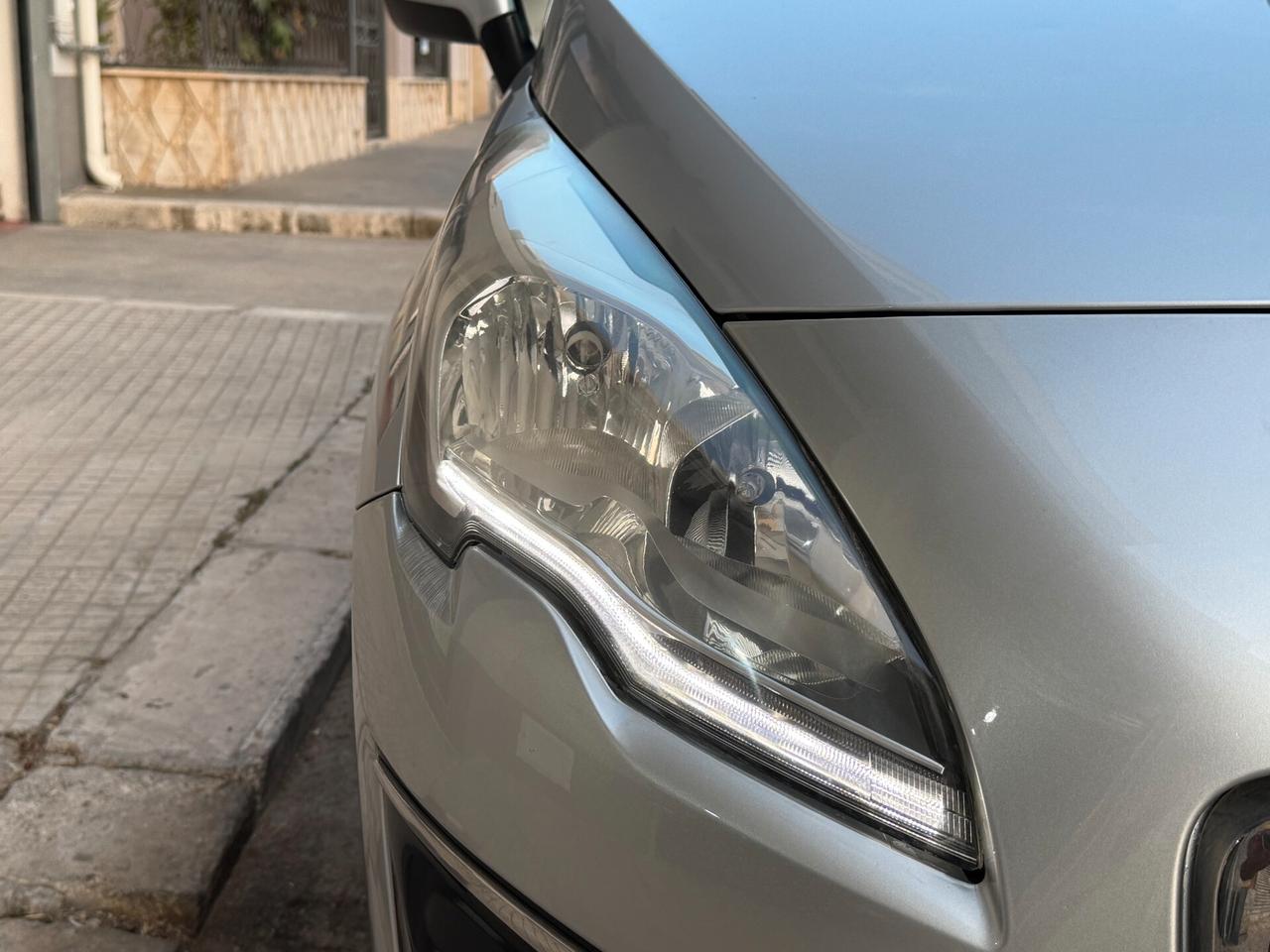 Peugeot 3008 1.6 eHDi AUTOMATIC NAVI LED - 2015
