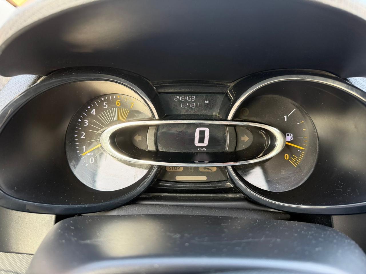 Renault Clio 1.2 75CV 5 porte Costume National neopatentati