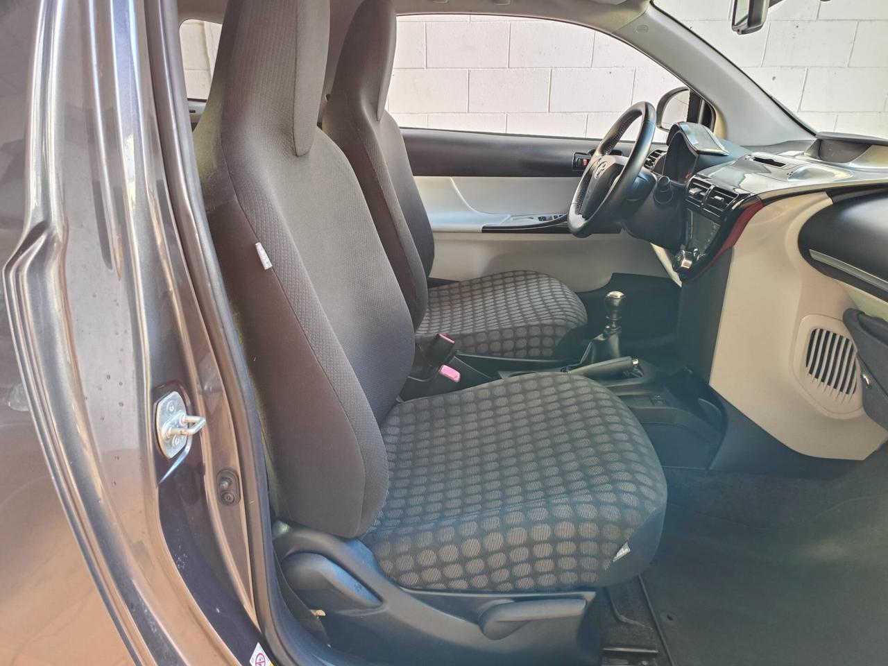 Toyota iQ 1.3 Executive E5B, adatta anche a neopatentati.