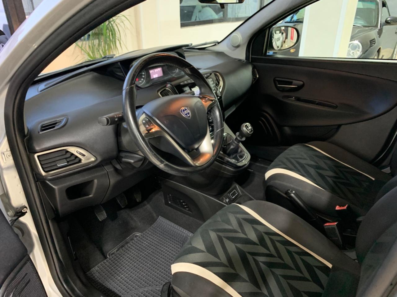 Lancia Ypsilon 1.2 69 CV 5 porte Platinum