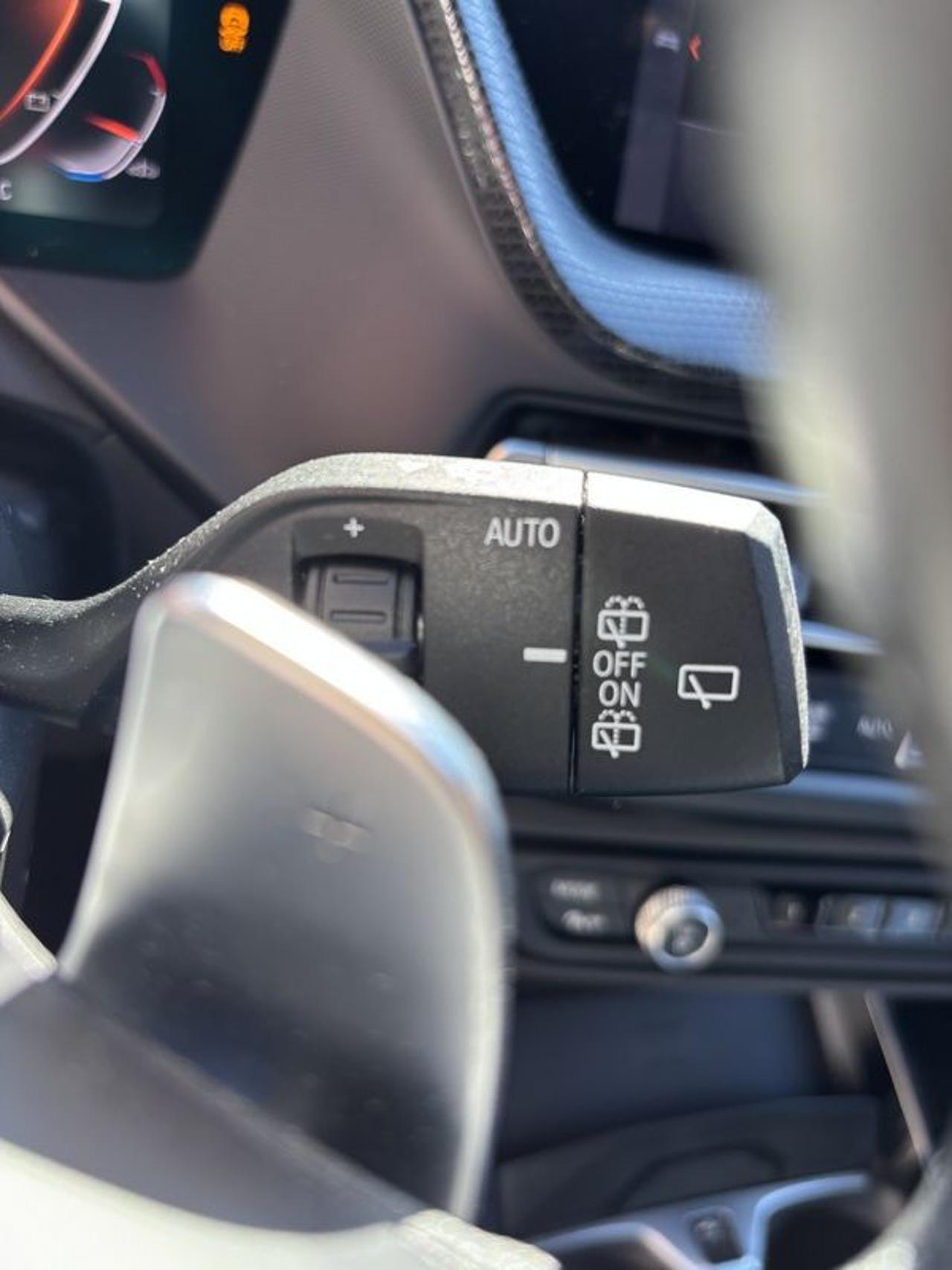 BMW 135 i xDrive NAVI-FULL LED-CAM-19"