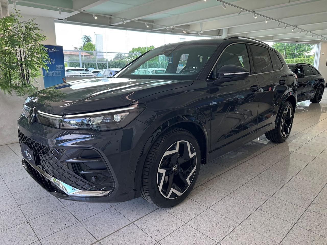 VOLKSWAGEN Tiguan III 2024 1.5 etsi R-Line 150cv dsg - SED. MASSAGGIANTI!