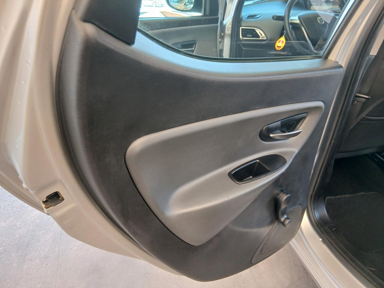 Lancia Ypsilon 1.2 69 CV 5 porte full 13