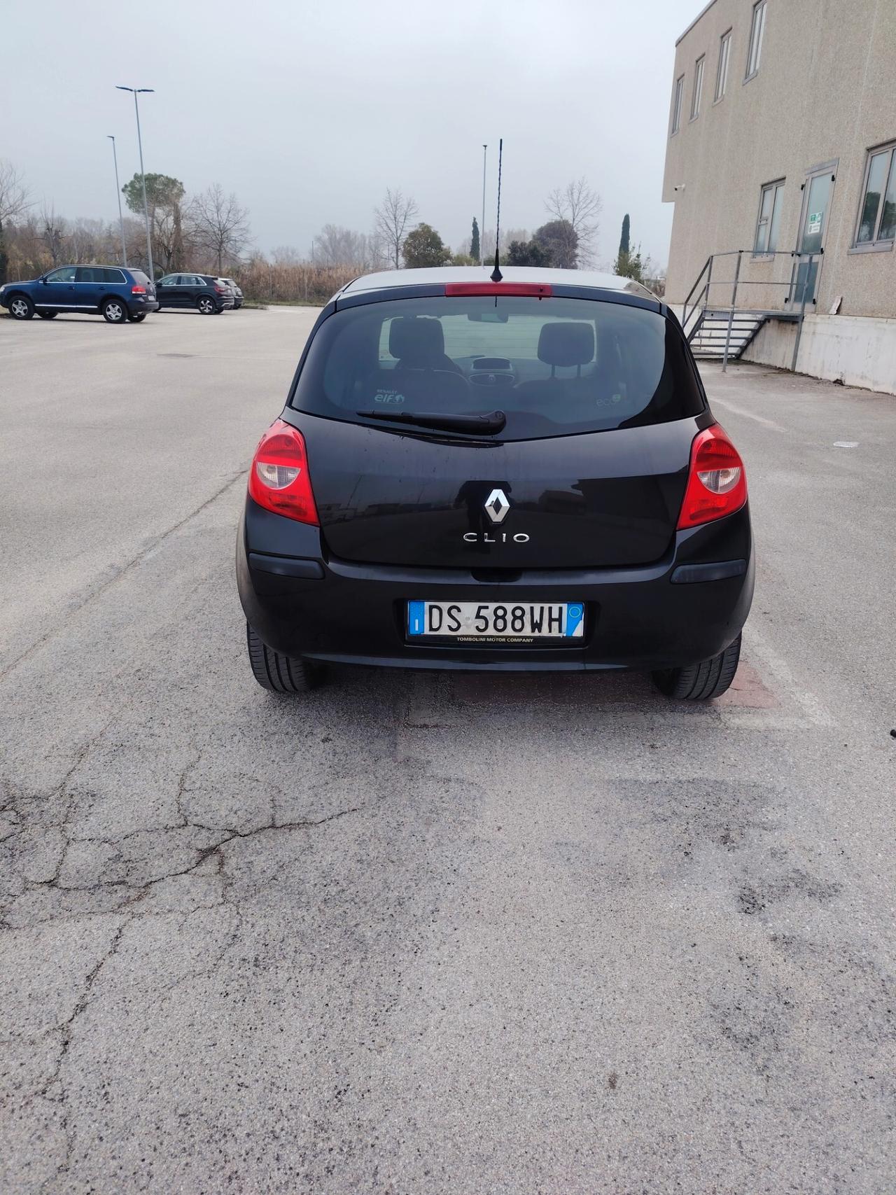 Renault Clio 1.2 16V SporTour Le Iene