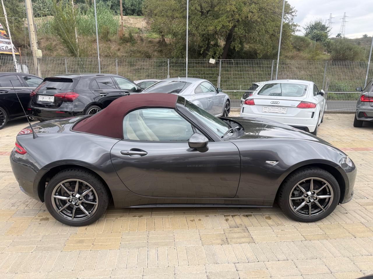 MX-5 1.5 SAKURA | CAPOTE BORDEAUX | PELLE BEIGE | BOSE | FULL LED | 17” | PRONTA CONSEGNA
