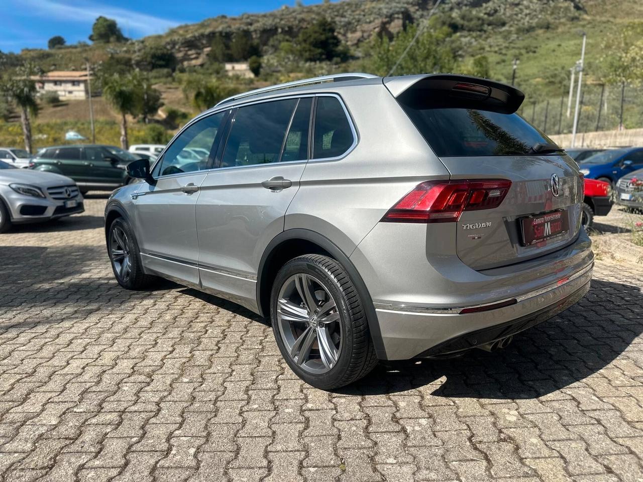 Volkswagen Tiguan 2.0 TDI SCR Sport R-Line interno ed esterno cambio manuale